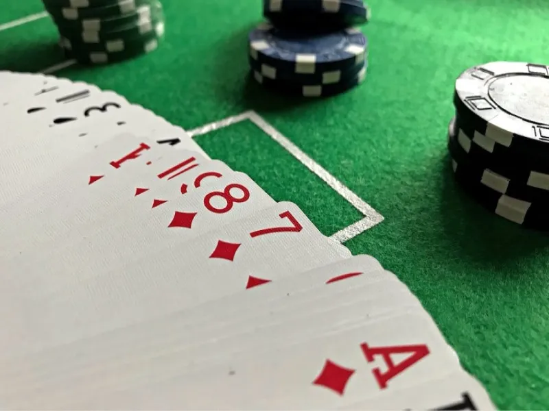 Học Cách Chia Bài Poker: Bí Quyết Trở Thành Người Chia Bài Chuyên Nghiệp image-1731640302476